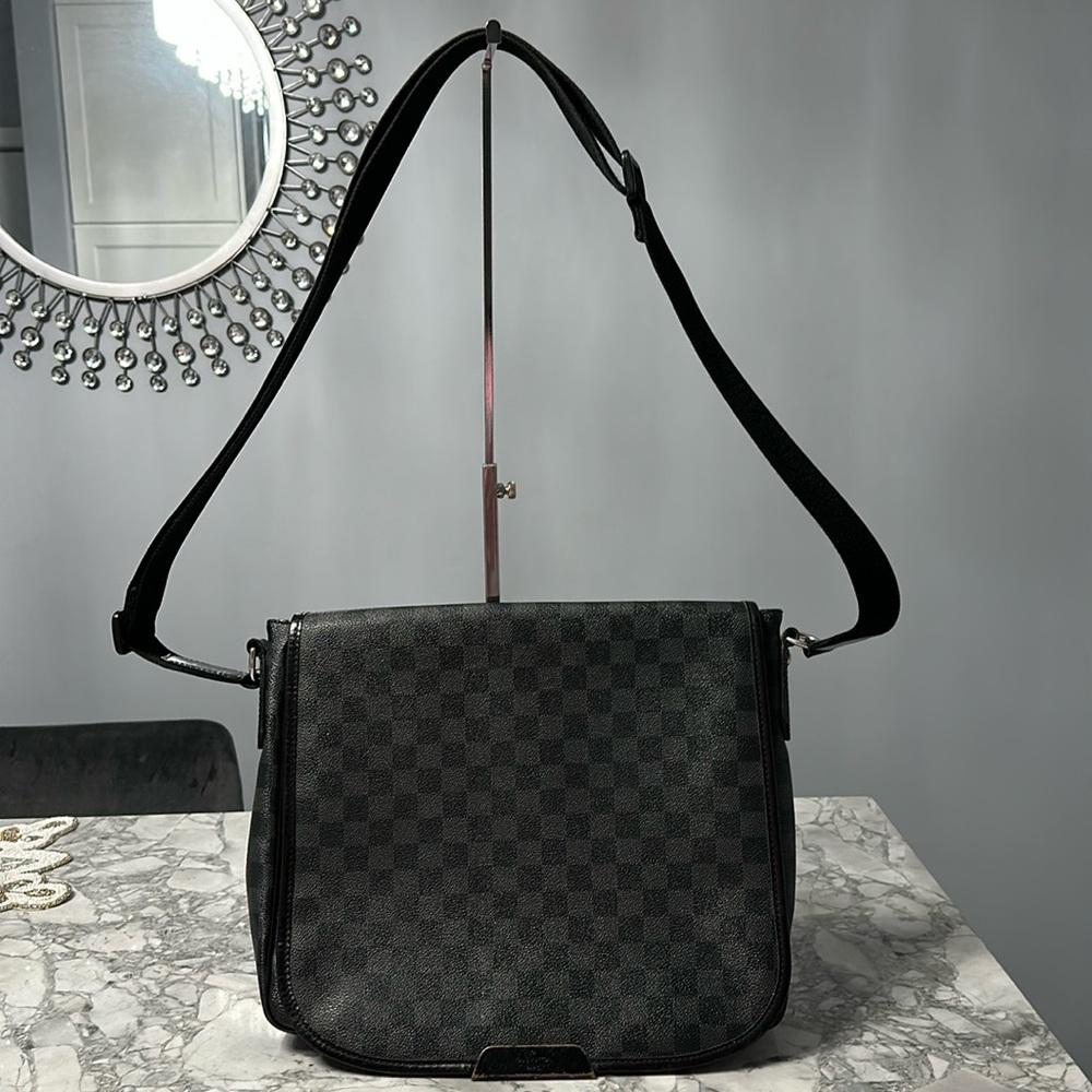 Authentic Louis Vuitton
Damier Graphite Shoulder Bag MM Messenger bag